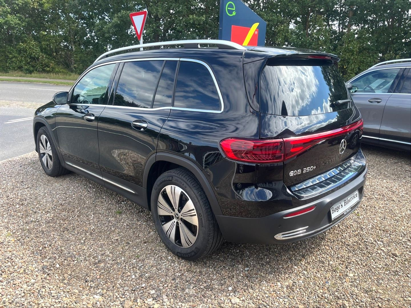 Sort Mercedes EQB 250+ fra 2025