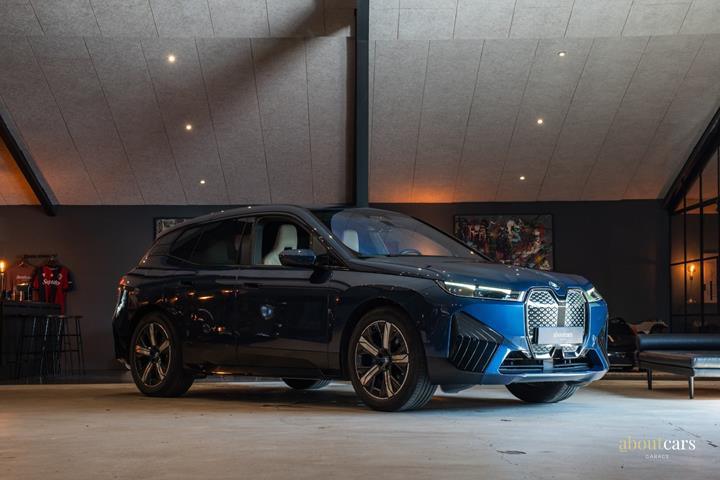 Blå BMW iX fra 2022