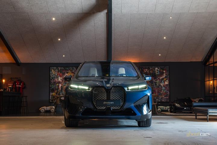 Blå BMW iX fra 2022