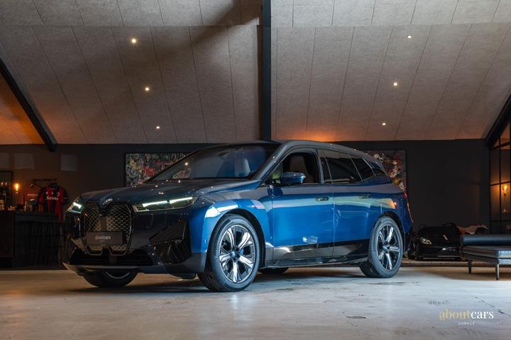 Blå BMW iX fra 2022