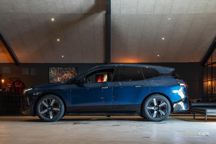 Blå BMW iX fra 2022