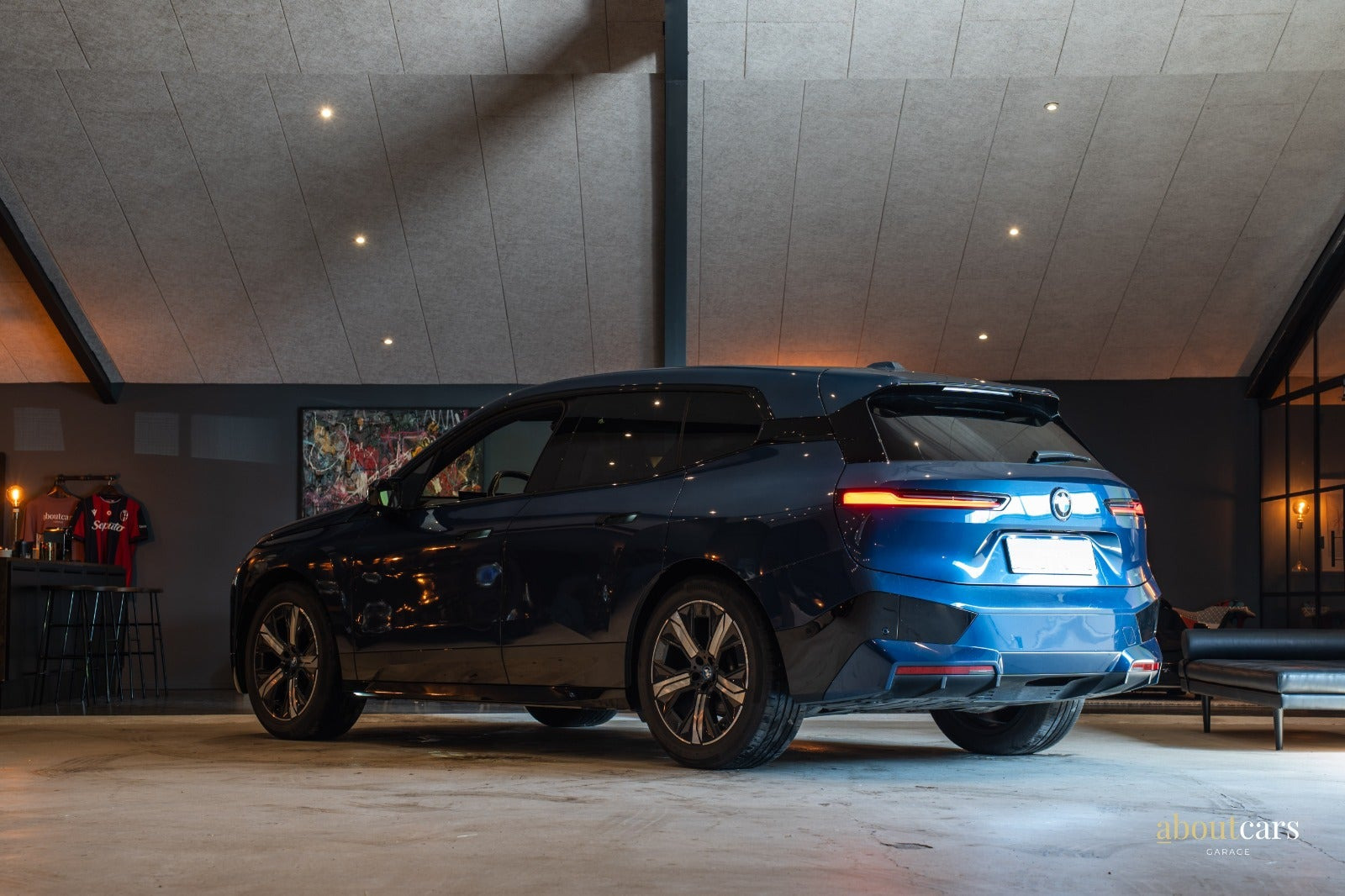 Blå BMW iX fra 2022