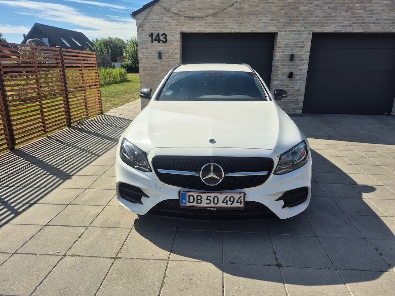 Hvid Mercedes E300 de fra 2019