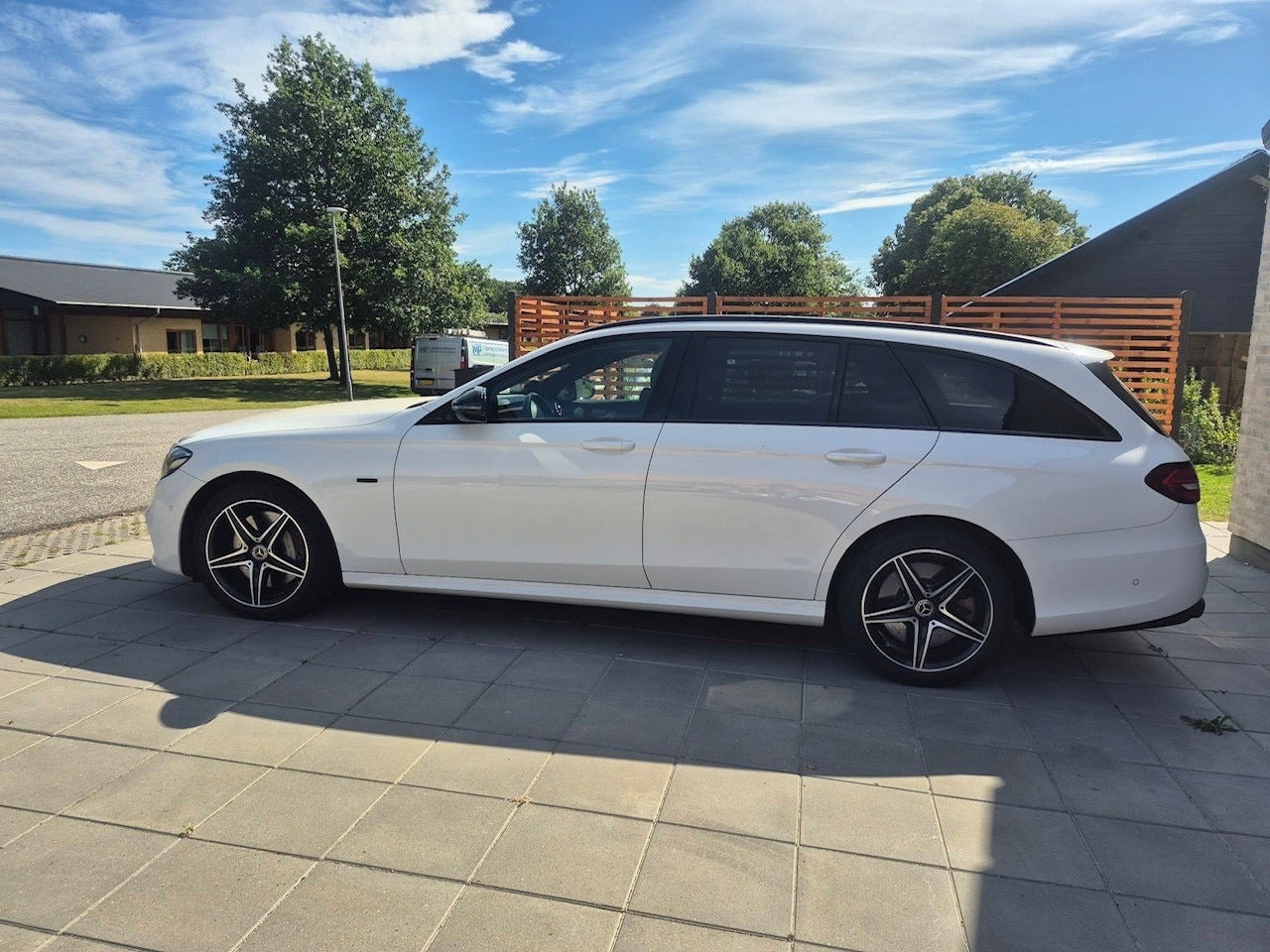 Hvid Mercedes E300 de fra 2019