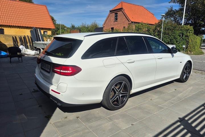 Hvid Mercedes E300 de fra 2019