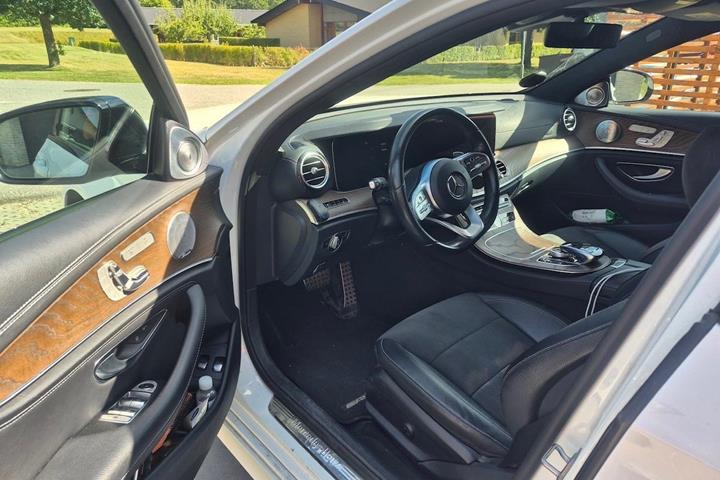 Hvid Mercedes E300 de fra 2019