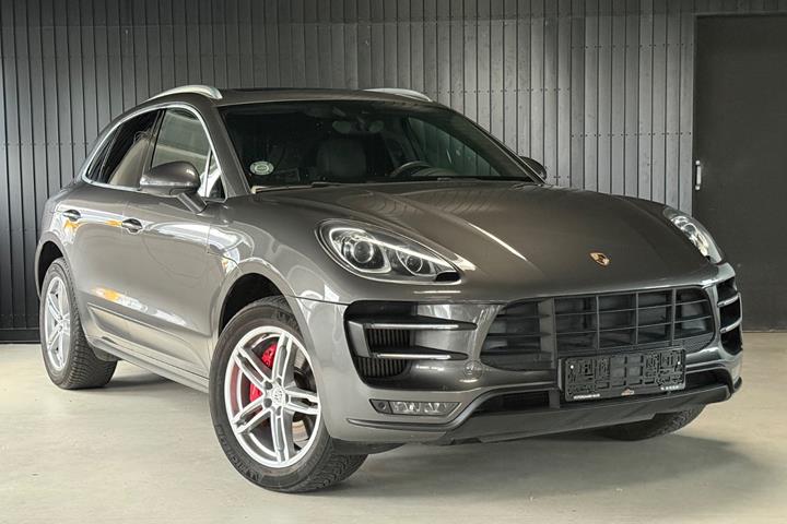 Grå Porsche Macan Turbo fra 2015