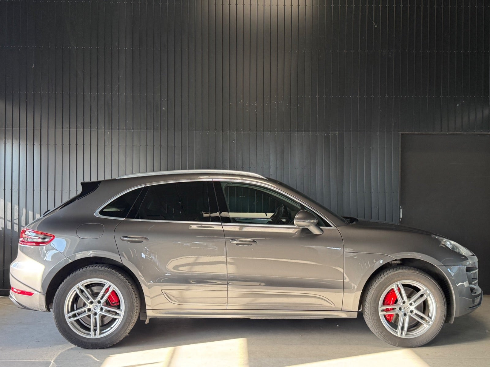 Grå Porsche Macan Turbo fra 2015