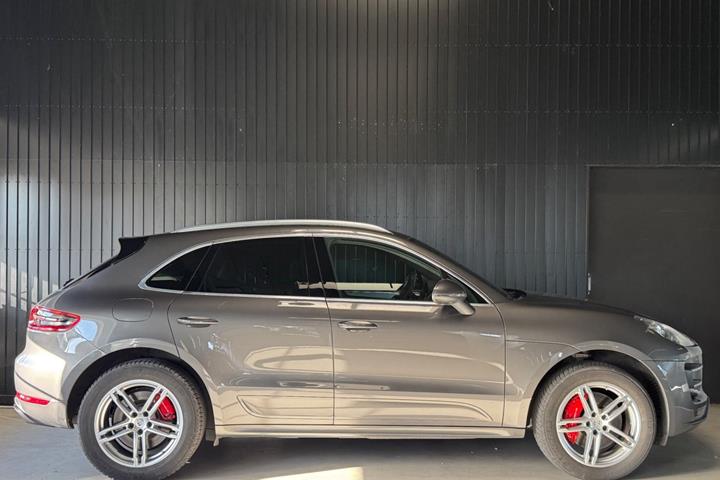 Grå Porsche Macan Turbo fra 2015