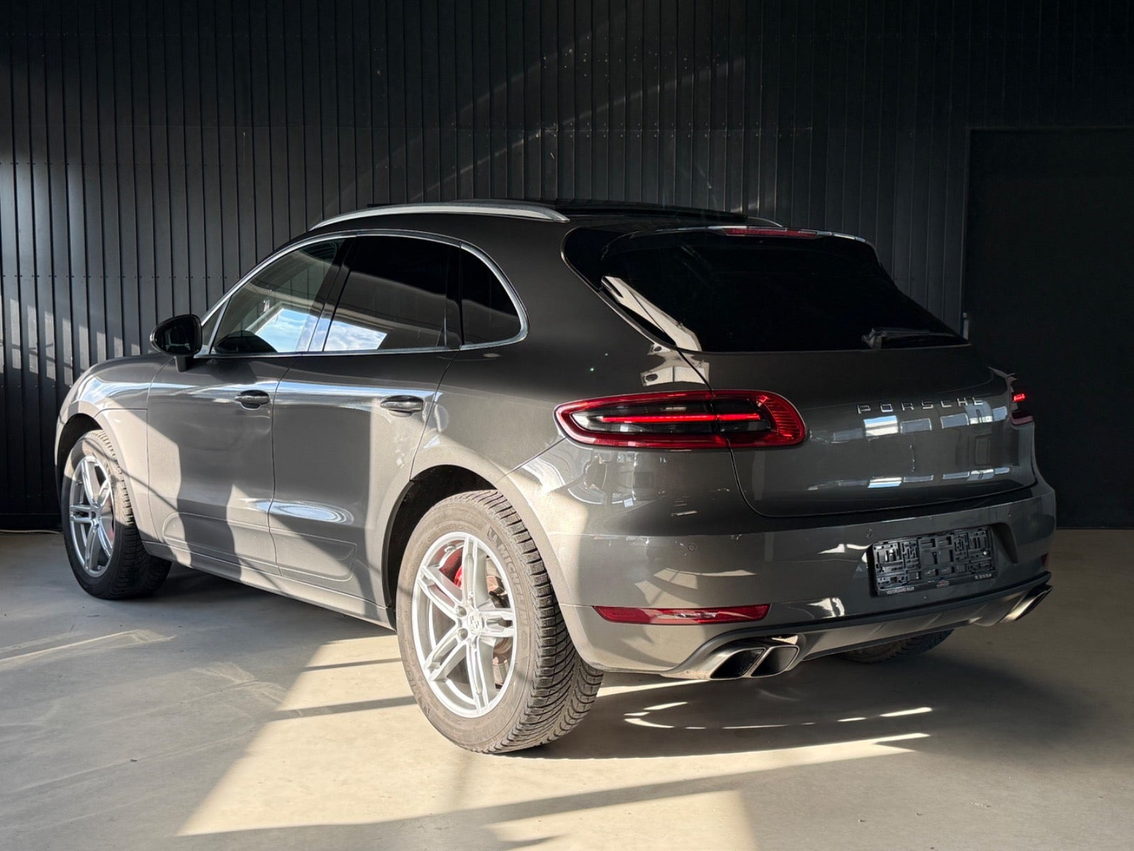 Grå Porsche Macan Turbo fra 2015
