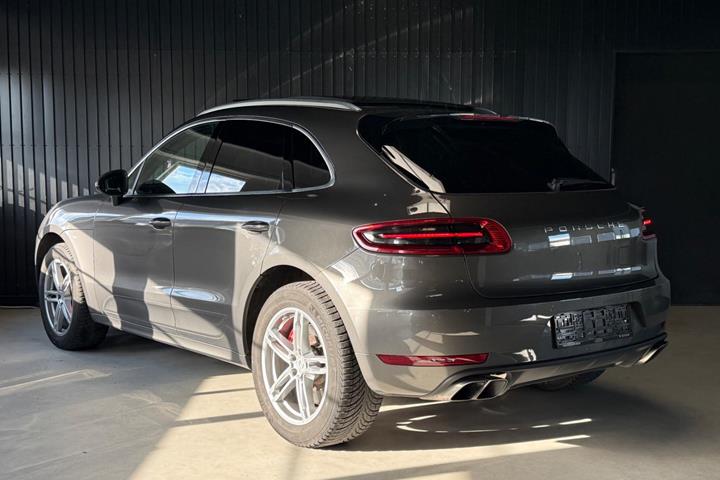 Grå Porsche Macan Turbo fra 2015