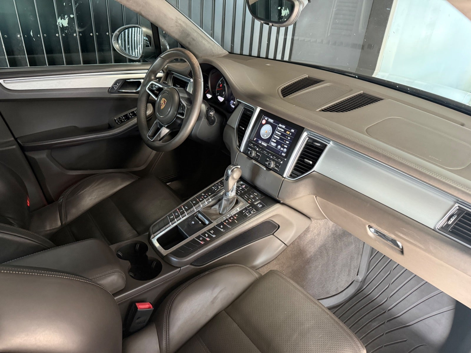 Grå Porsche Macan Turbo fra 2015