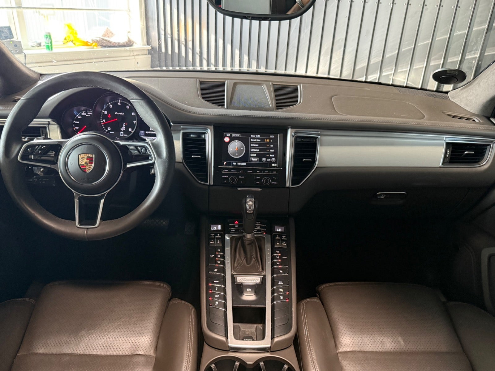 Grå Porsche Macan Turbo fra 2015