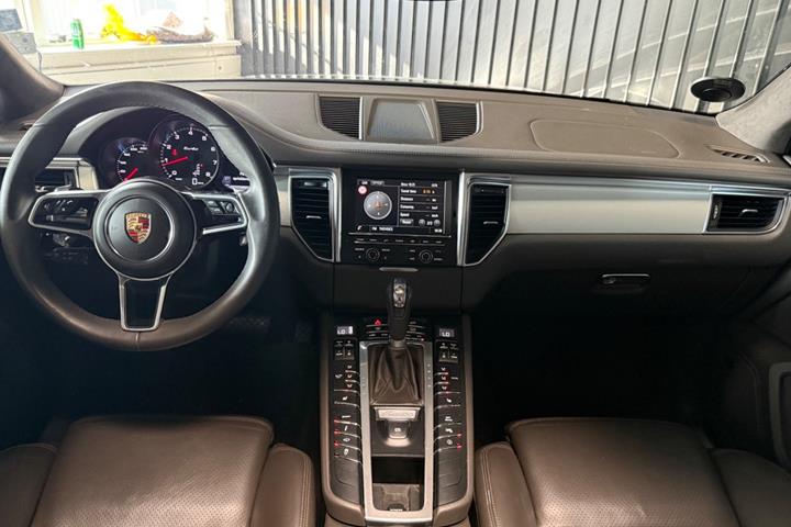 Grå Porsche Macan Turbo fra 2015
