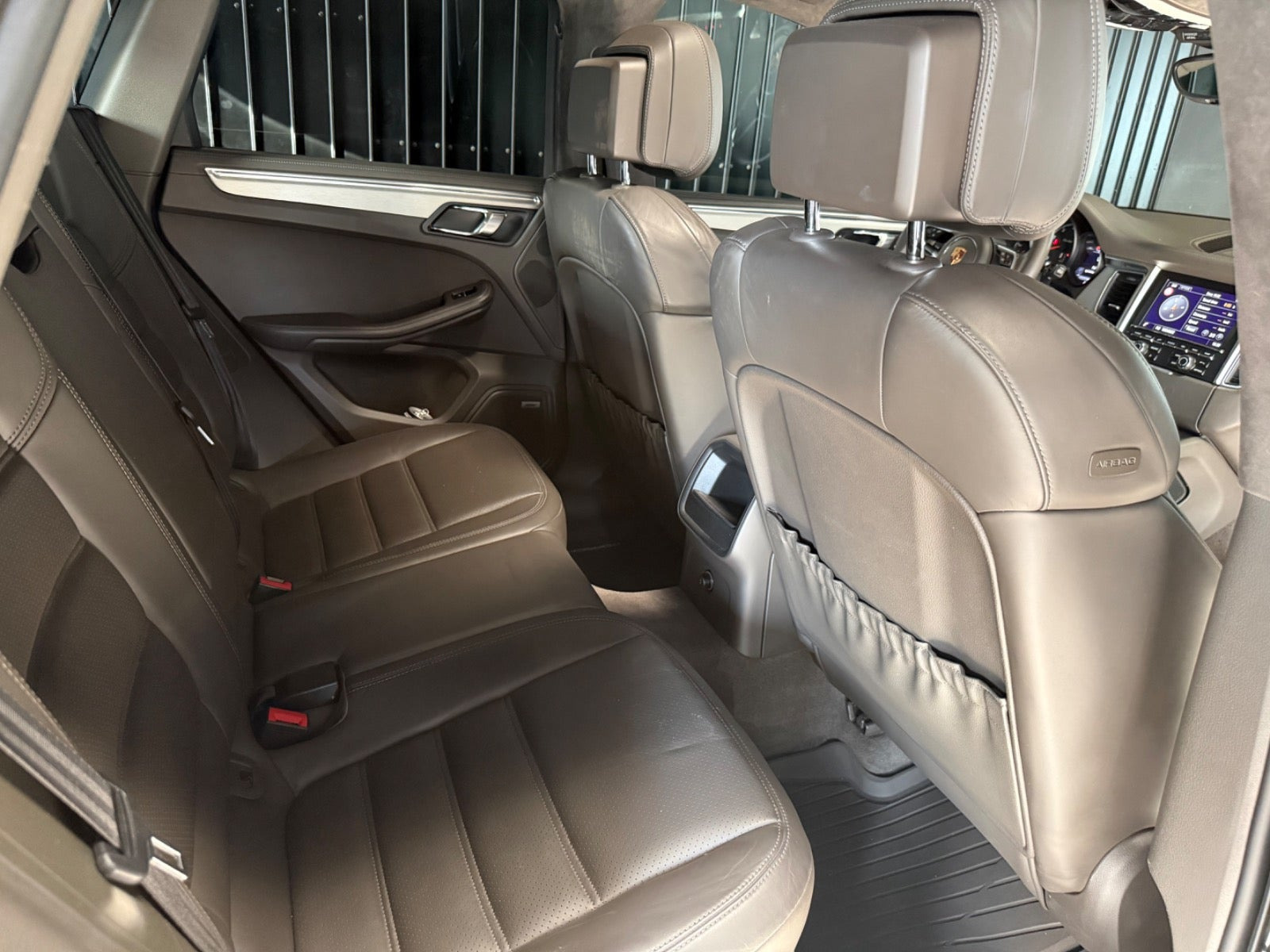 Grå Porsche Macan Turbo fra 2015