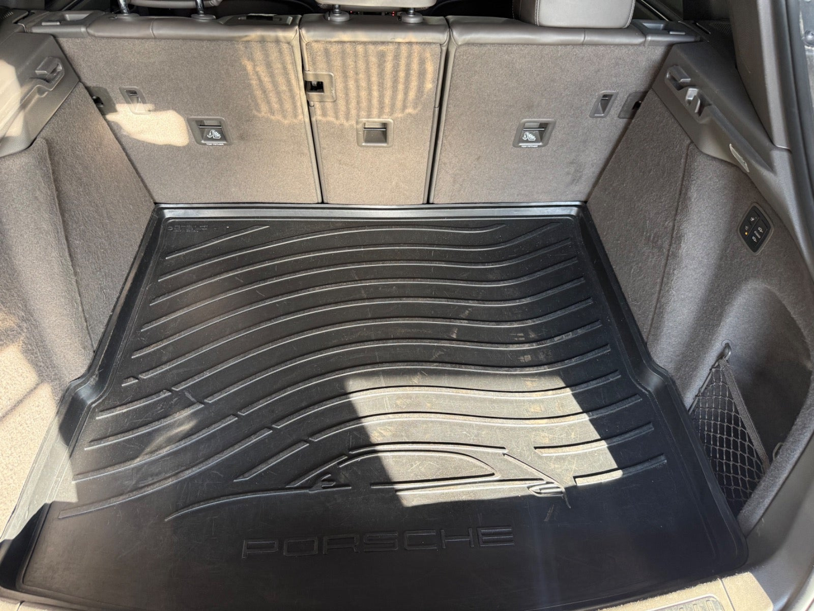 Grå Porsche Macan Turbo fra 2015