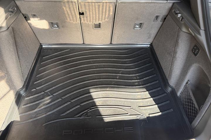 Grå Porsche Macan Turbo fra 2015
