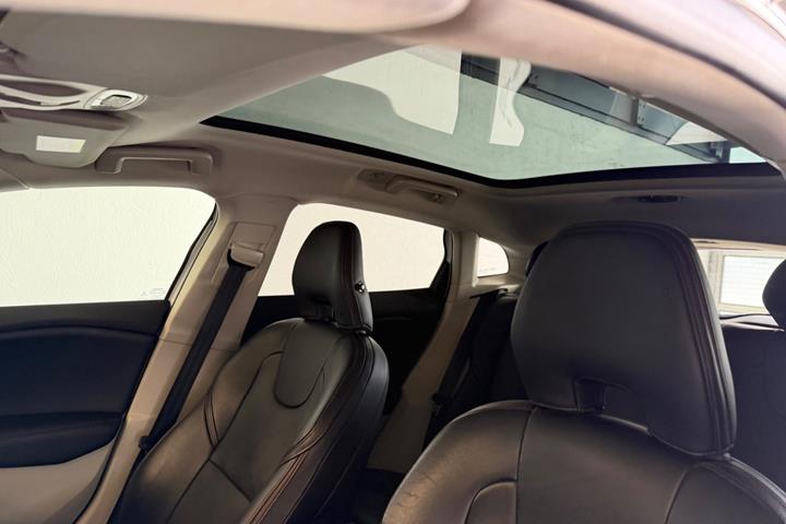 Hvid Volvo V40 CC fra 2014