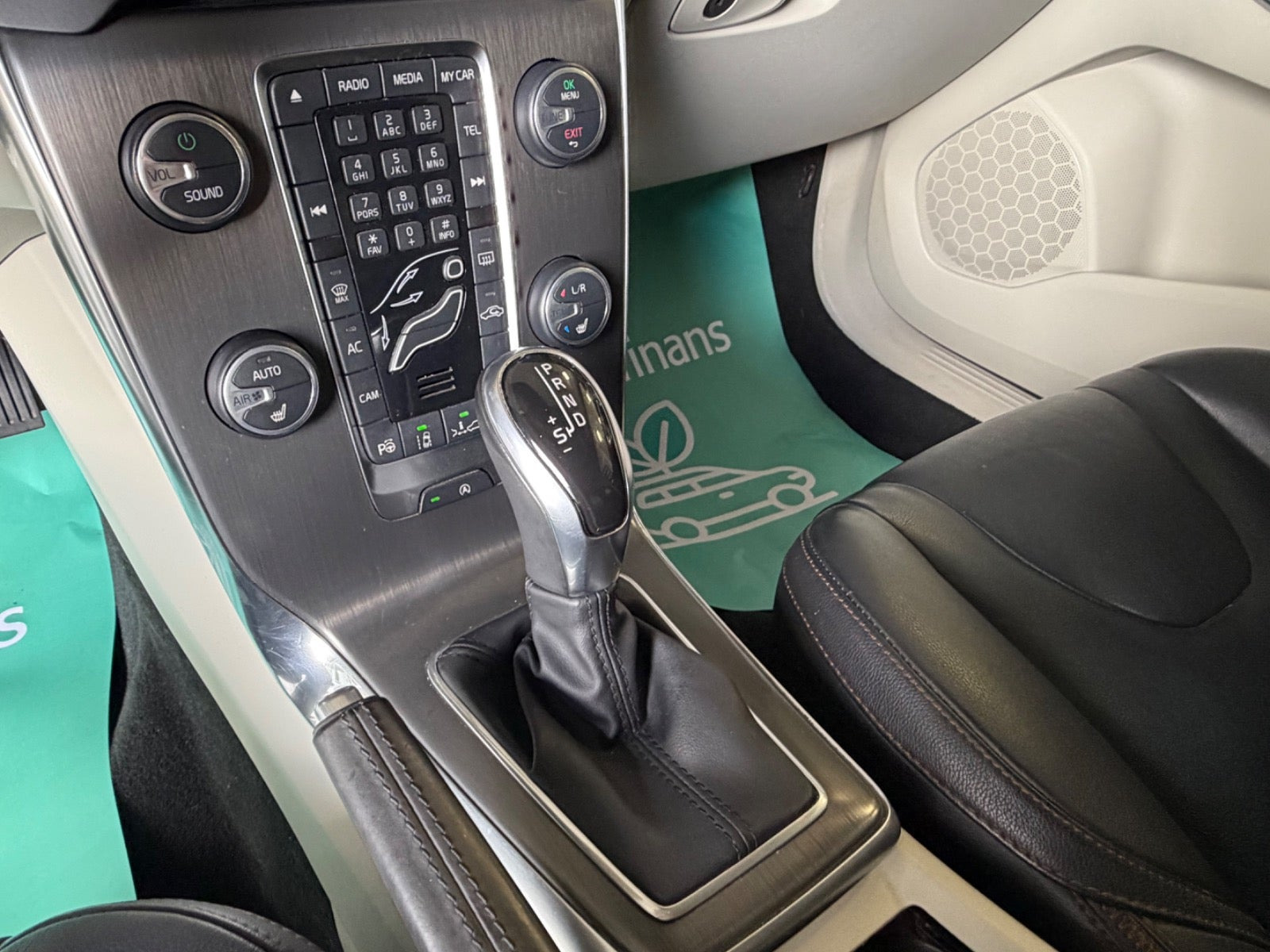 Hvid Volvo V40 CC fra 2014