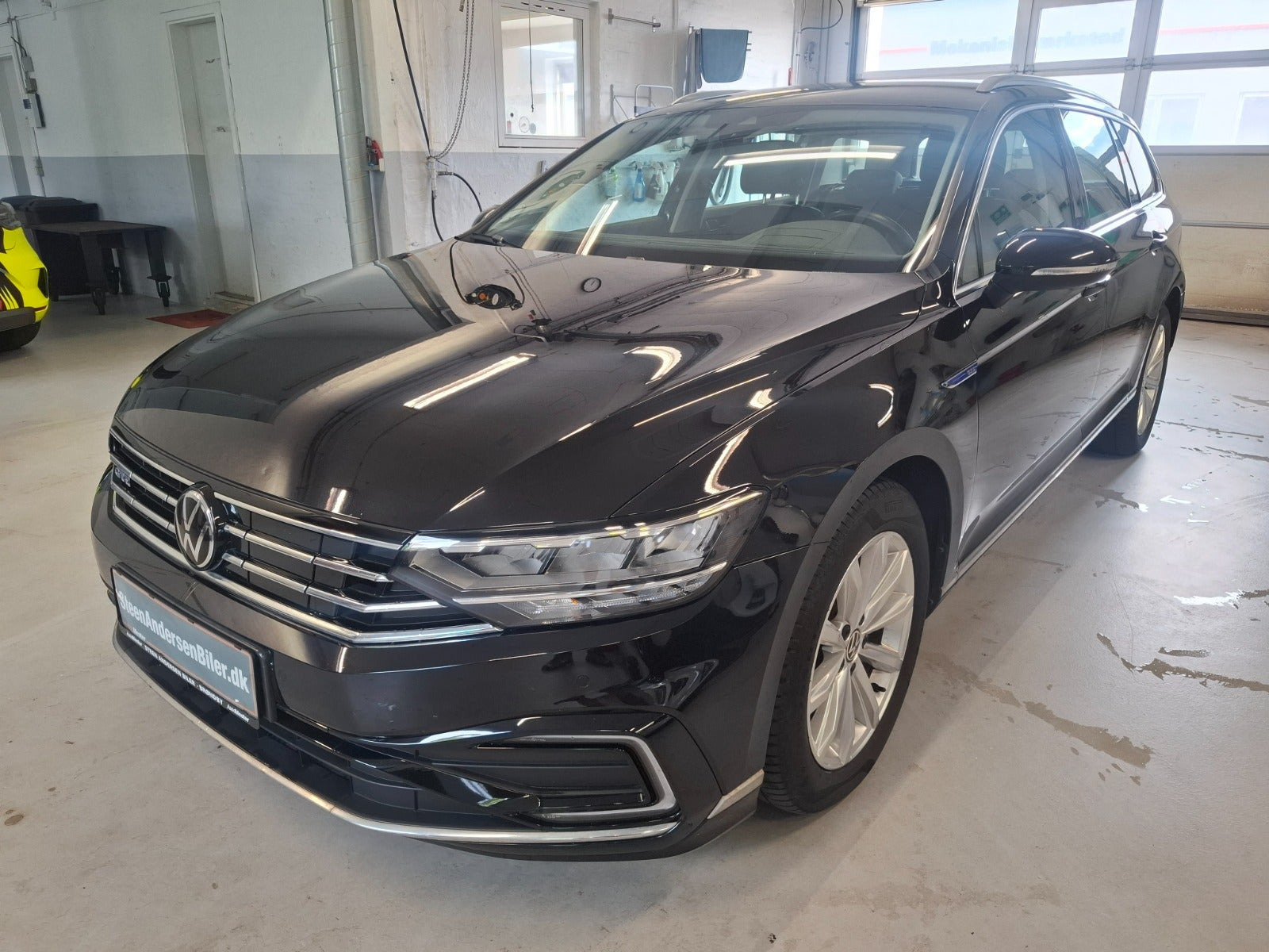Sort VW Passat fra 2022