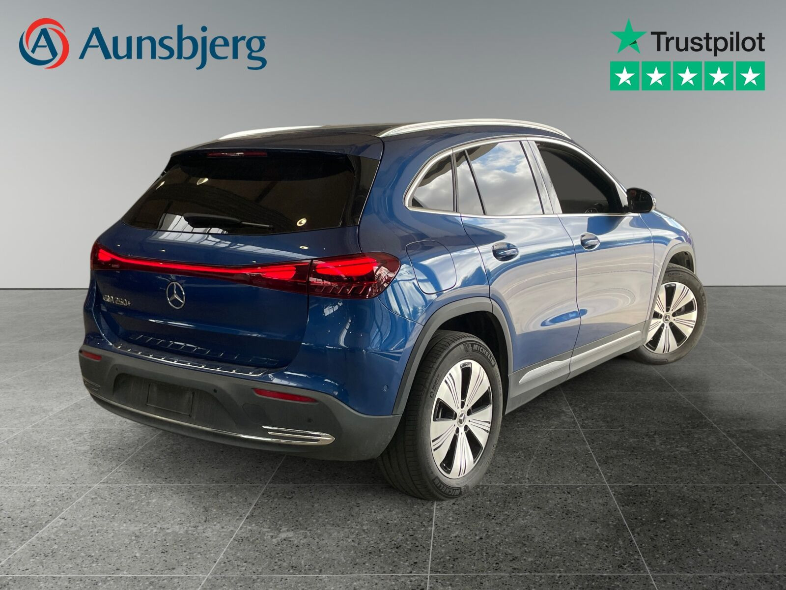 Blå Mercedes EQA250+ fra 2024