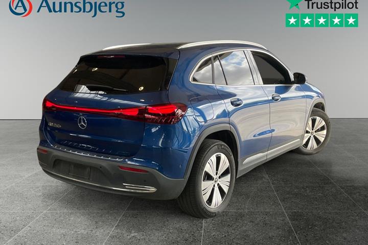 Blå Mercedes EQA250+ fra 2024
