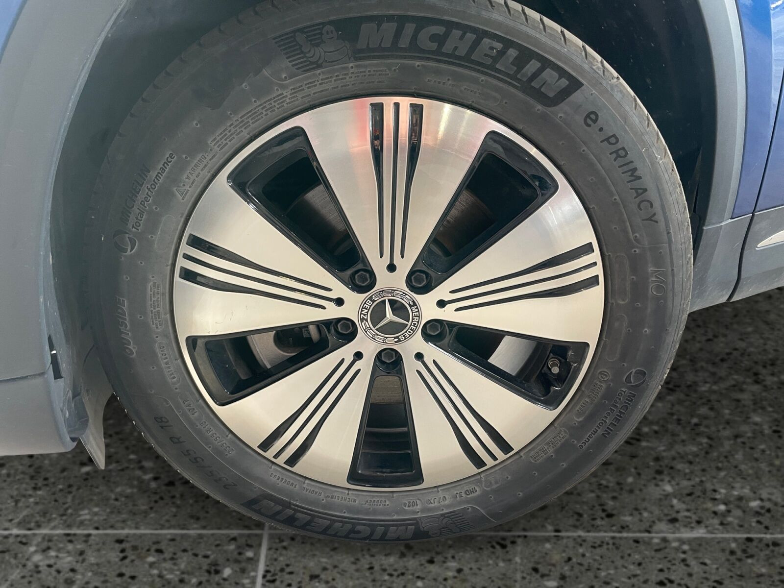 Blå Mercedes EQA250+ fra 2024