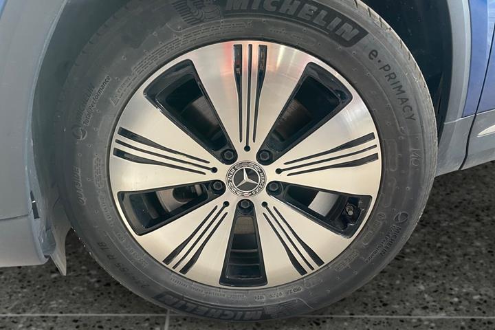 Blå Mercedes EQA250+ fra 2024