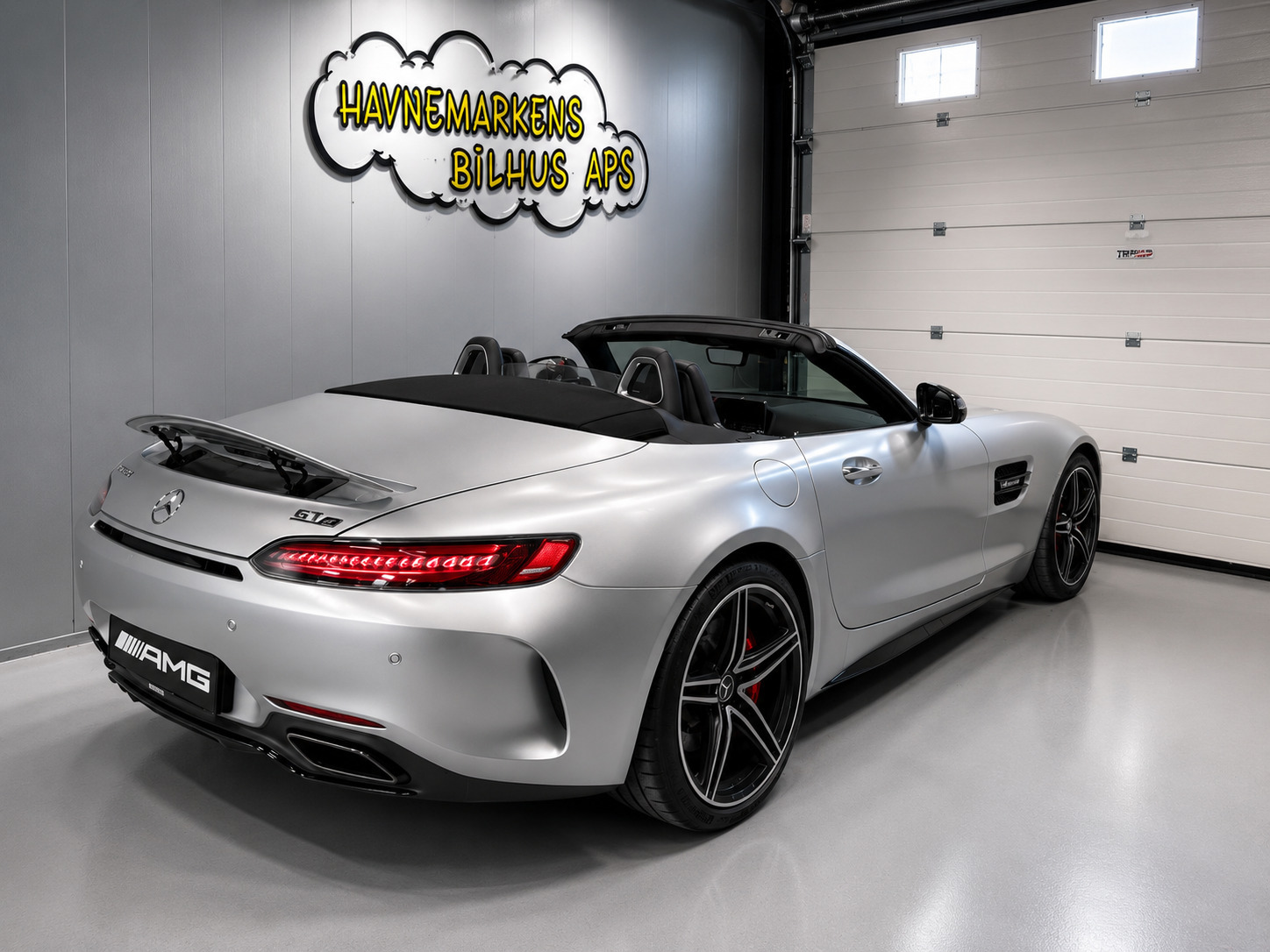 Sølv Mercedes AMG GT C fra 2017