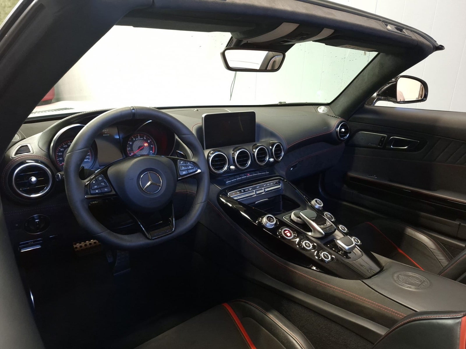 Sølv Mercedes AMG GT C fra 2017