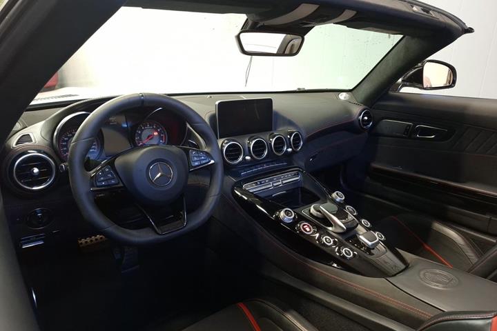 Sølv Mercedes AMG GT C fra 2017