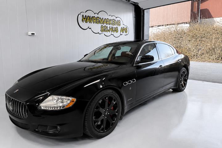 Rød Maserati Quattroporte fra 2009