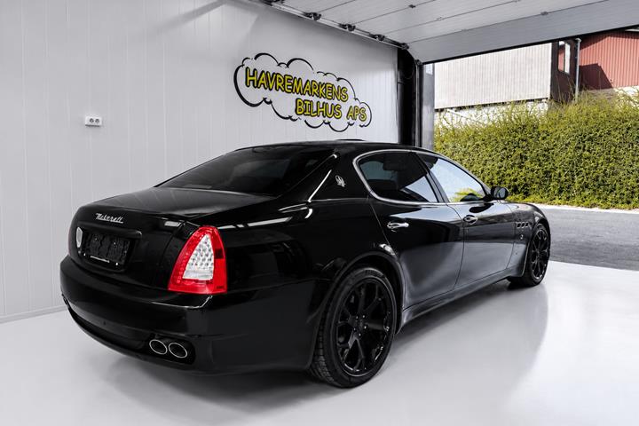 Rød Maserati Quattroporte fra 2009