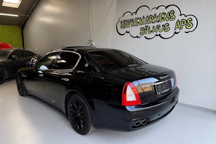 Rød Maserati Quattroporte fra 2009