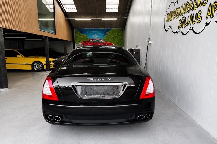 Rød Maserati Quattroporte fra 2009