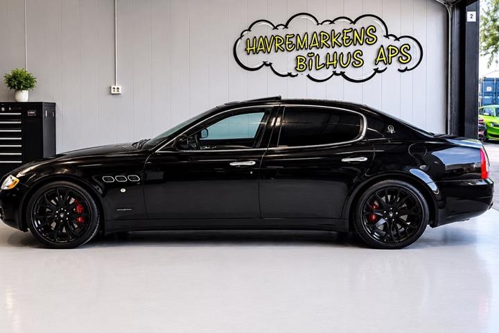 Rød Maserati Quattroporte fra 2009