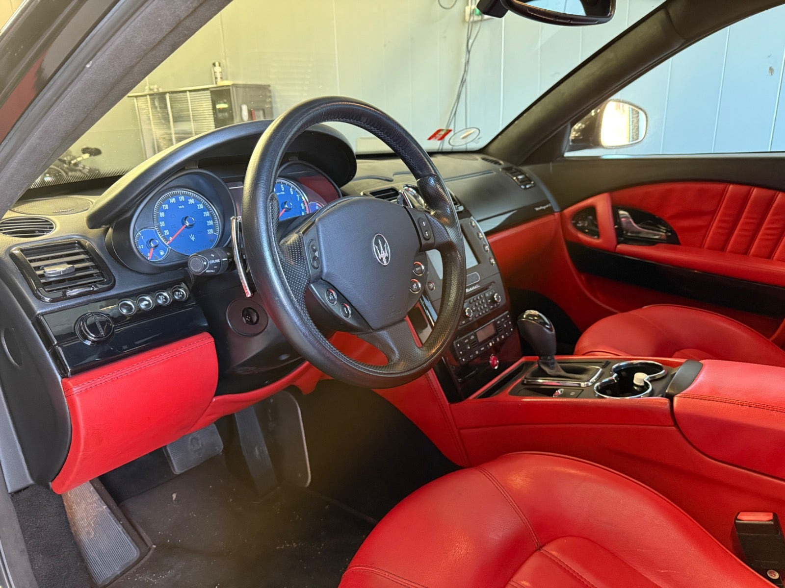 Rød Maserati Quattroporte fra 2009