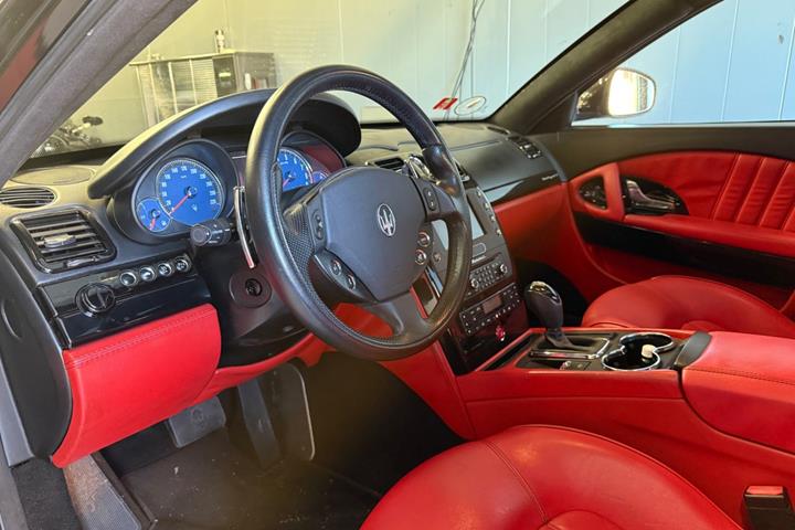 Rød Maserati Quattroporte fra 2009