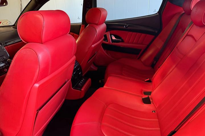 Rød Maserati Quattroporte fra 2009