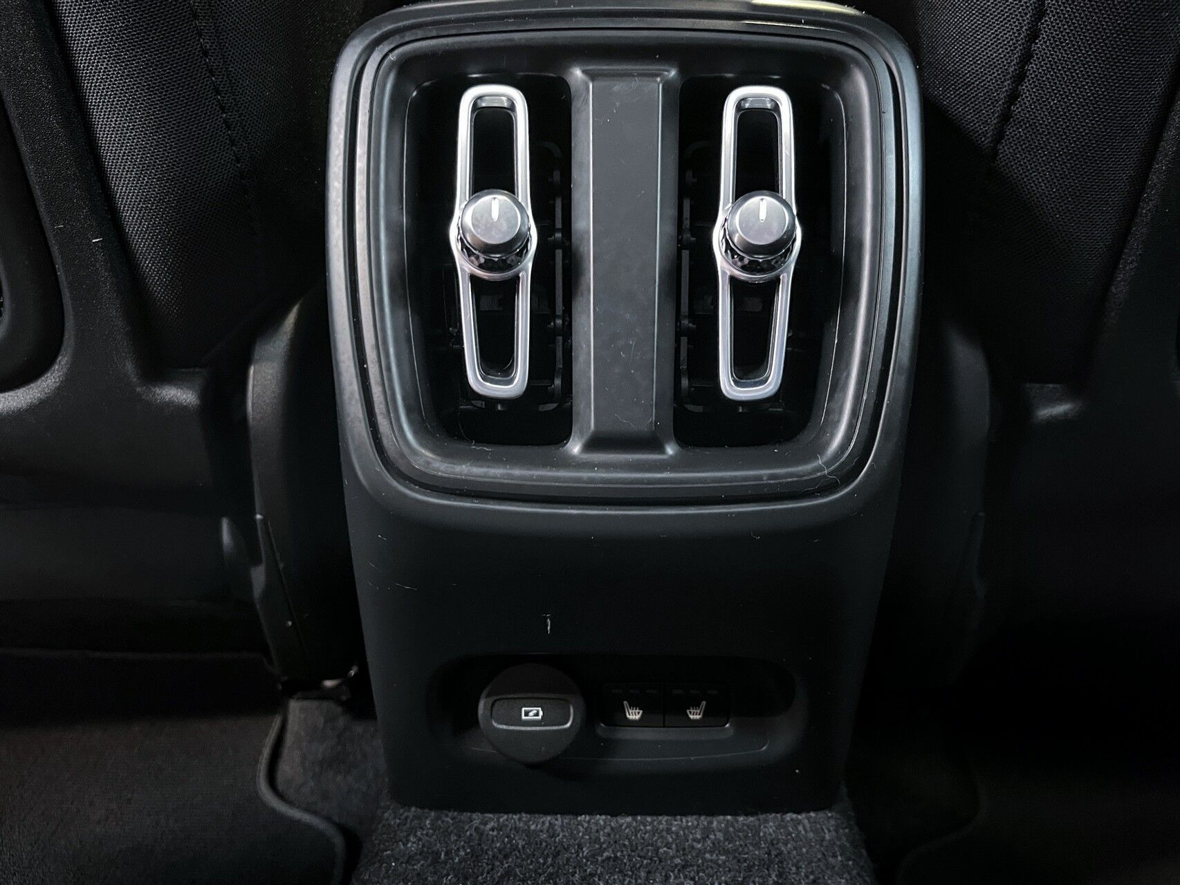 Grå Volvo C40 fra 2023