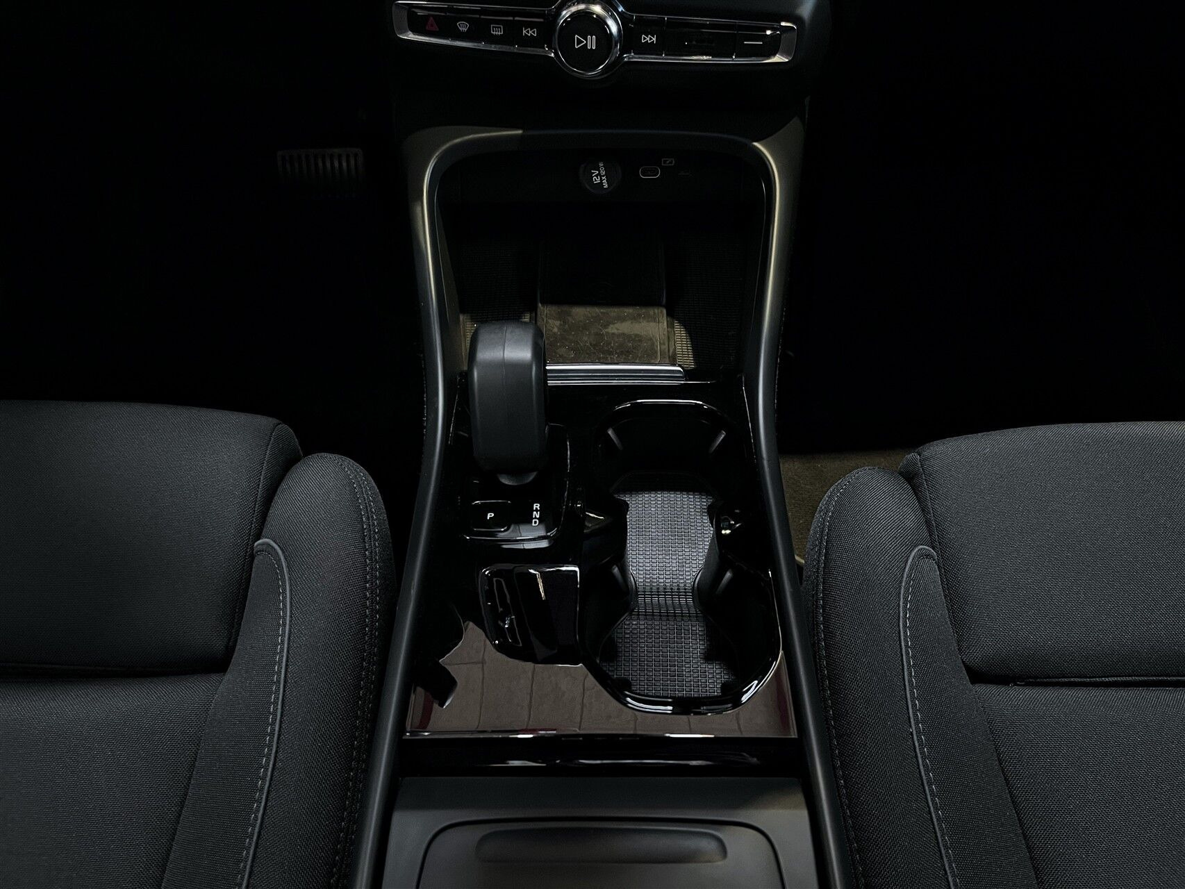 Grå Volvo C40 fra 2023