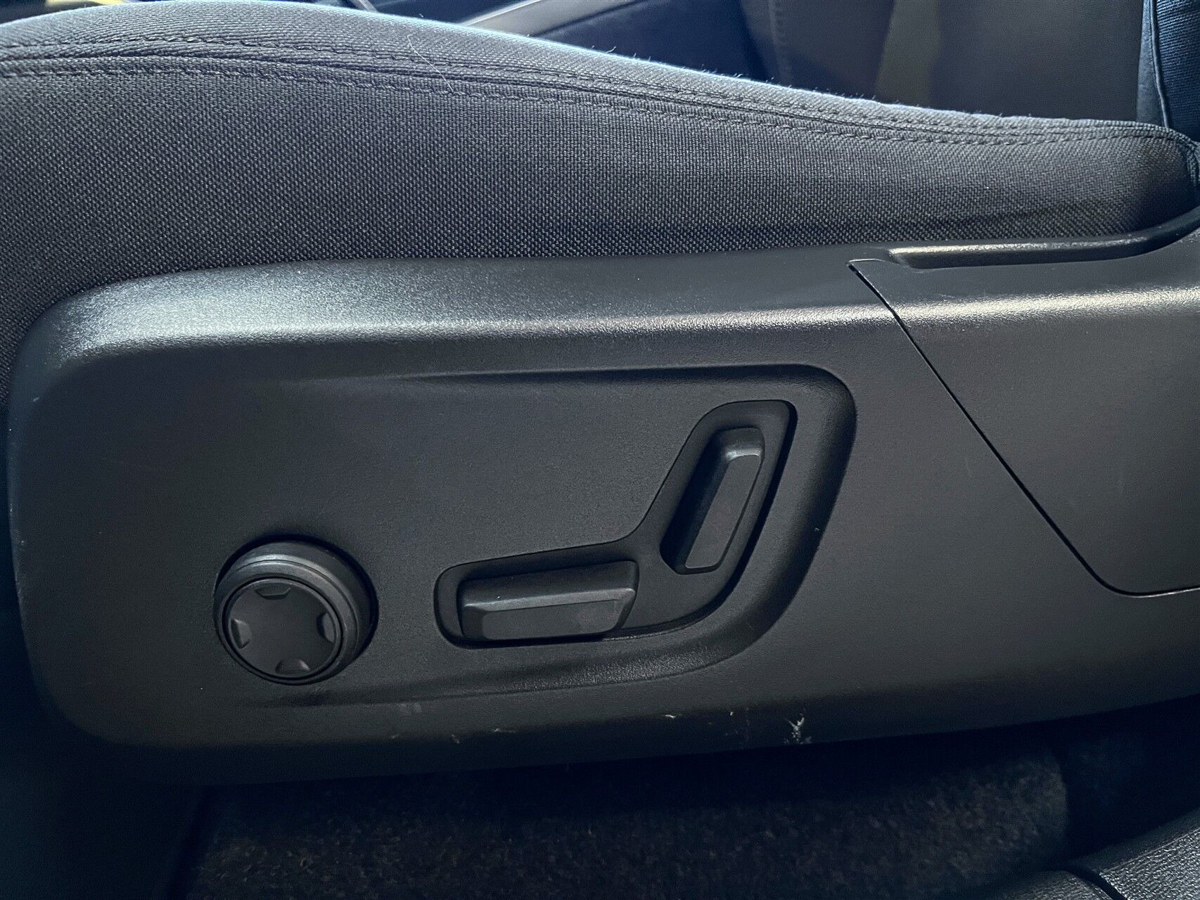 Grå Volvo C40 fra 2023