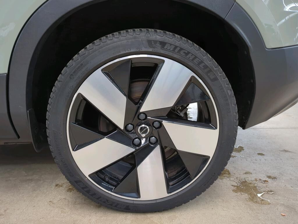 Grøn Volvo XC40 fra 2023