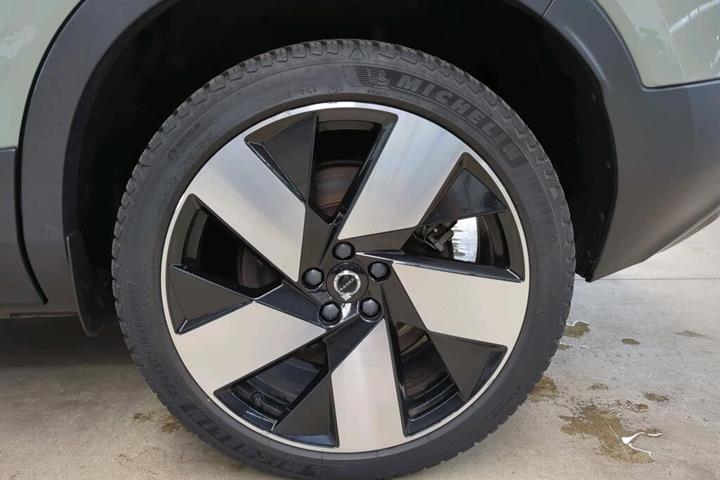 Grøn Volvo XC40 fra 2023
