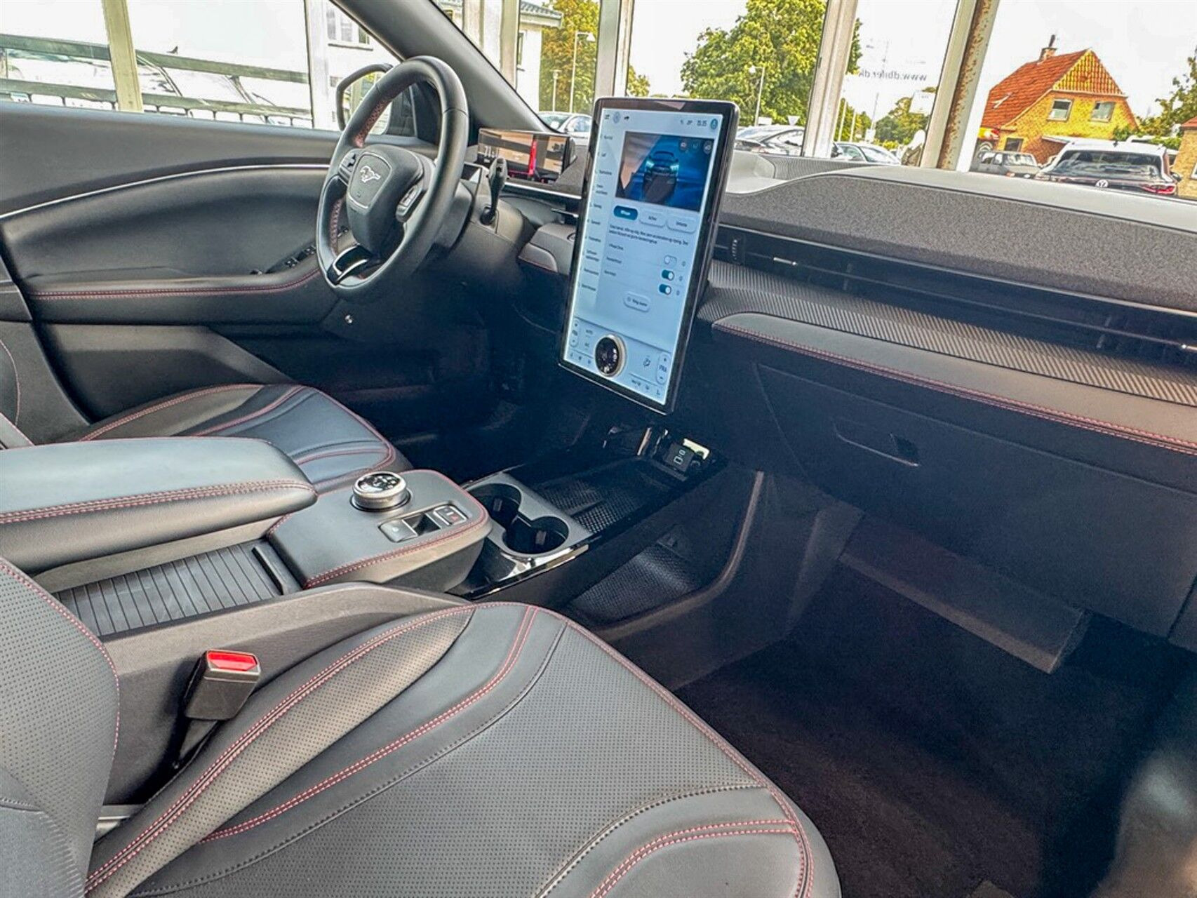 Grå Ford Mustang Mach-E fra 2023
