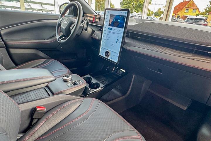 Grå Ford Mustang Mach-E fra 2023