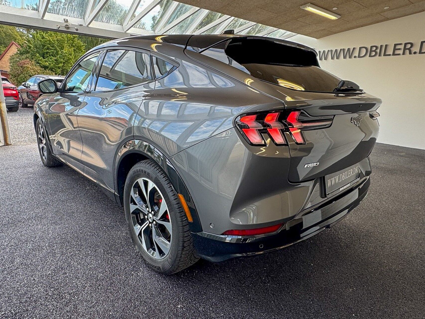 Grå Ford Mustang Mach-E fra 2023