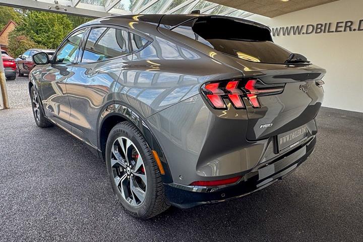 Grå Ford Mustang Mach-E fra 2023