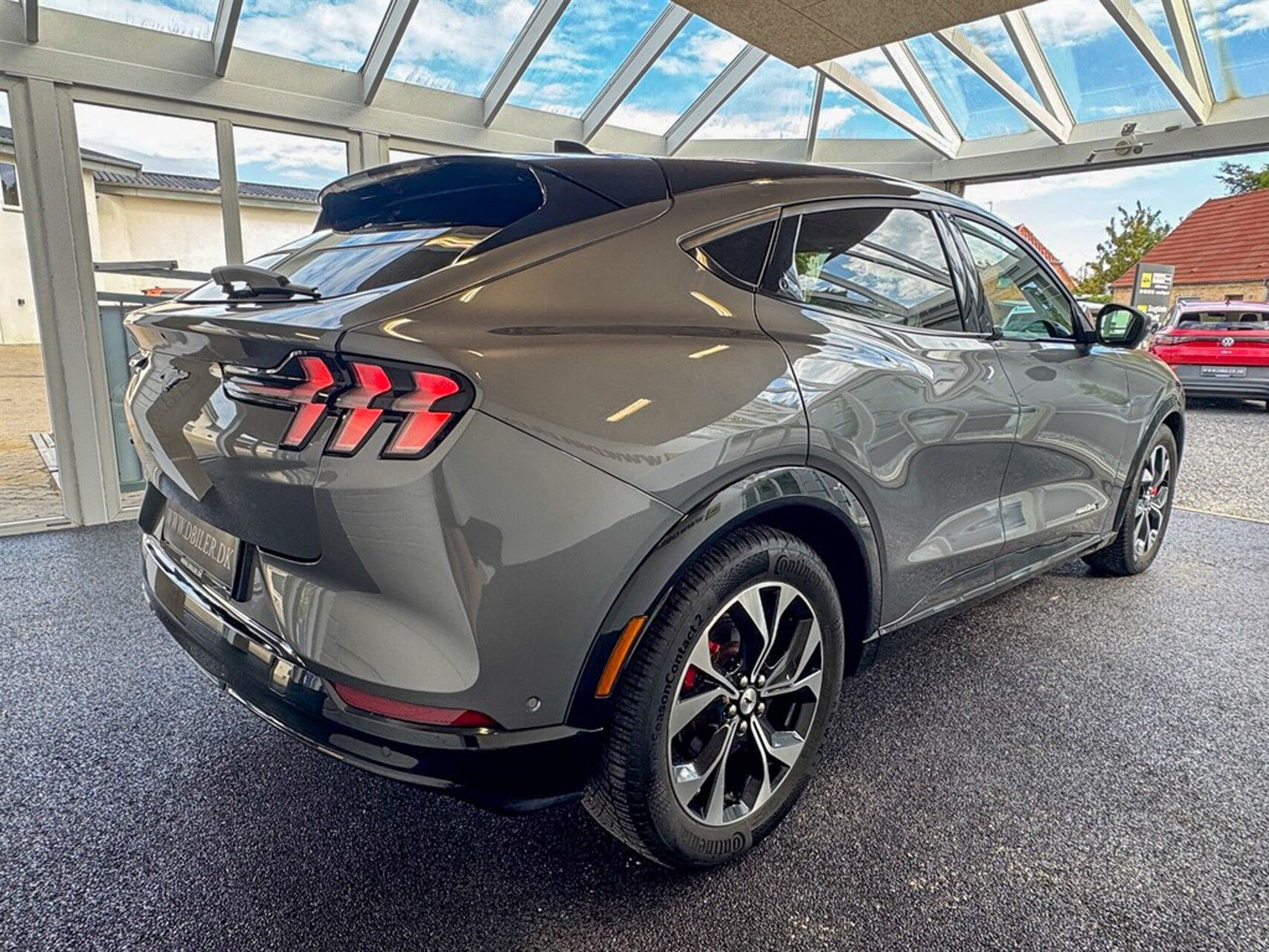 Grå Ford Mustang Mach-E fra 2023