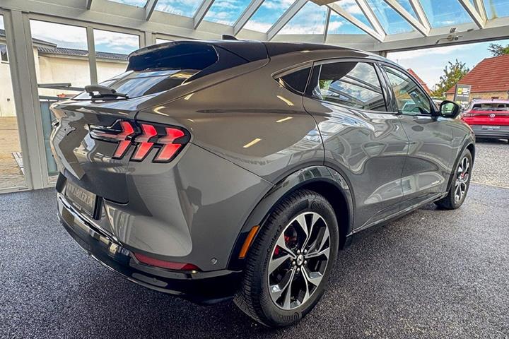 Grå Ford Mustang Mach-E fra 2023